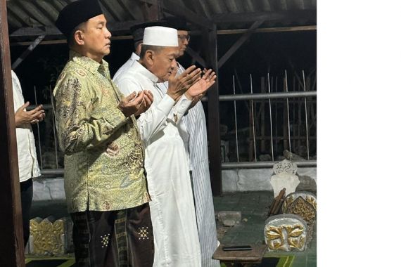 Yusril Ziarah ke Makam Para Pendiri Pesantren Langitan - JPNN.COM