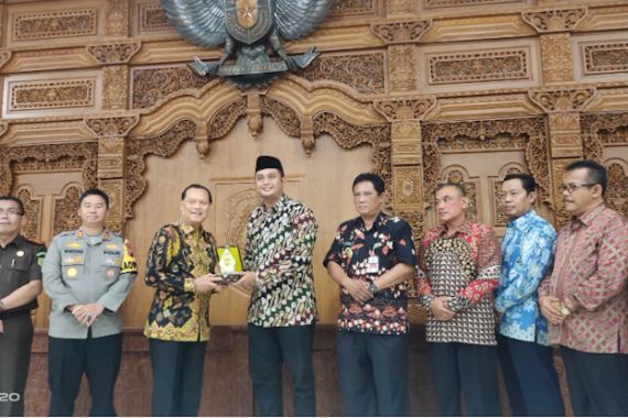 Kunker ke DPRD Klaten, Ketua MKD Sosialisasikan Tugas dan Fungsi DPR Termasuk Hak Imunitas - JPNN.COM