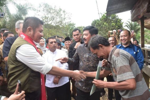 Herman Deru & Hadi Tjahjanto Langsung dalam Pembagian Sertifikat Tanah di Muratara - JPNN.COM