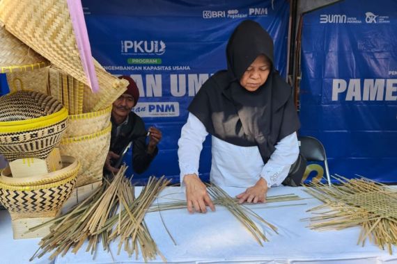 PNM Dampingi Nasabah di Garut hingga Sukses Merintis Usaha Anyaman Bambu - JPNN.COM