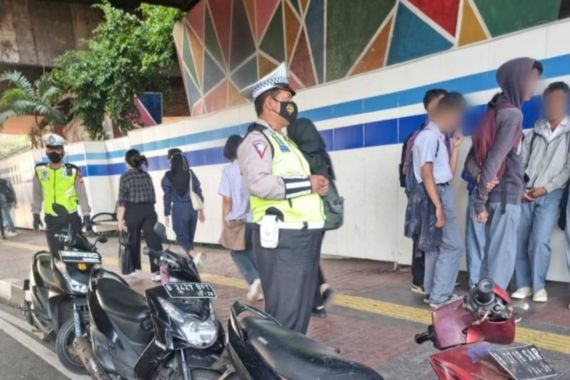 Pelajar Konvoi Sepeda Motor Sambil Bawa Senjata Tajam - JPNN.COM