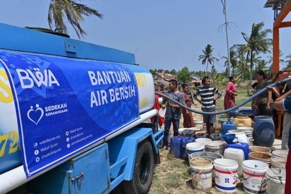 BWA Salurkan Bantuan Air Bersih untuk Warga Pandeglang - JPNN.COM