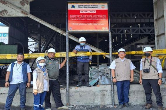 Anak Buah Heru Budi Segel Cerobong Pabrik Baja di Jakarta Timur - JPNN.COM