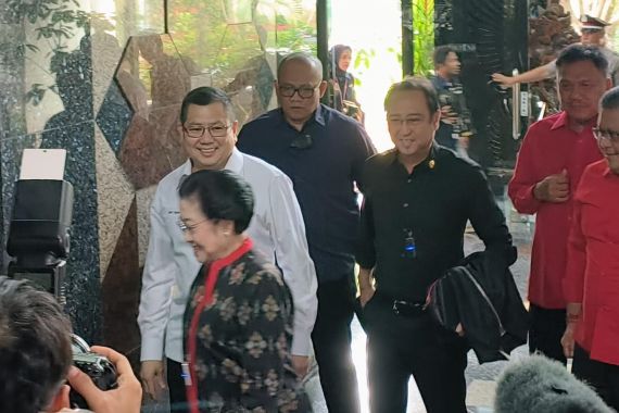 Megawati Didampingi Prananda Hadiri Rapat Perdana Bersama Ketum Parpol Pendukung Ganjar - JPNN.COM