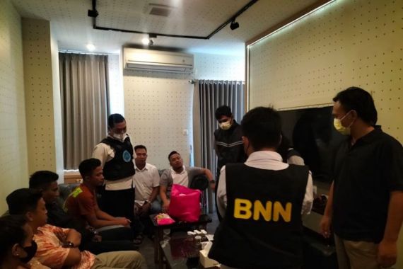 Pesta Narkoba di Twin Tower Surabaya Digerebek, 10 Orang Diamankan - JPNN.COM