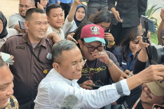 6 Jam Diperiksa Sebagai Saksi, Dahlan Iskan Hadapi Wartawan Sambil Duduk di KPK - JPNN.COM