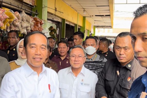 Damping Jokowi Blusukan ke Pasar Johar Karawang, Mendag: Stok Bapok Aman, Semua Harga Turun - JPNN.COM