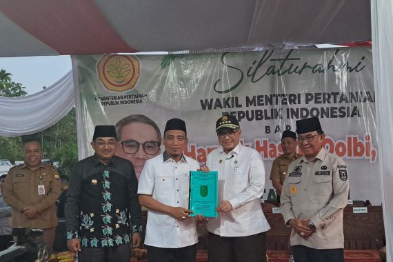 Wamentan Harvick Dorong Inovasi dan Hilirisasi Komoditas Kelapa di Pulau Kijang Inhil - JPNN.COM