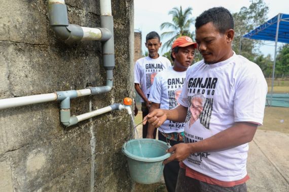 Sumur Bor dari Mak Ganjar Penuhi Kebutuhan Air Bersih 250 KK di Lampung Timur - JPNN.COM