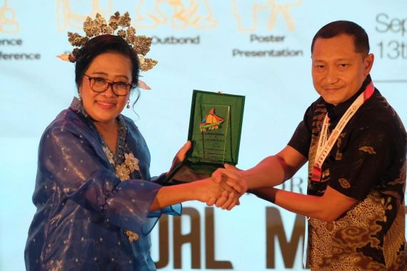 Dokter TNI AL Terima Penghargaan dari Ikatan Ortodonti Indonesia - JPNN.COM
