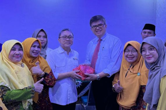 Zulhas Serahkan Bantuan Rp 150 Juta untuk Klinik Pratama Aisyiyah Pekanbaru - JPNN.COM