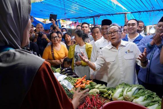 Borong Jualan Pedagang di Pasar Palapa Pekanbaru, Zulhas: Masa Sedekah Enggak Boleh? - JPNN.COM