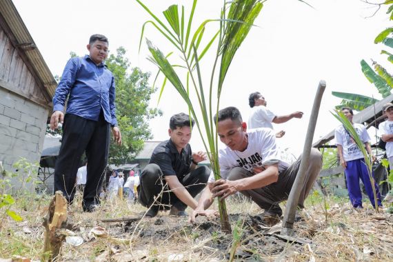 Wong Kito Ganjar Beberkan Manfaat Berkebun & Beri Pelatihan Pembibitan Kelapa Hibrida di Desa Bakung - JPNN.COM