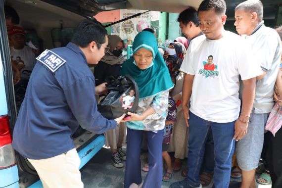 Faizal Fiqri dan Sahabat SandiUno Hadirkan Ratusan Paket Beras Murah di Jakarta Utara - JPNN.COM
