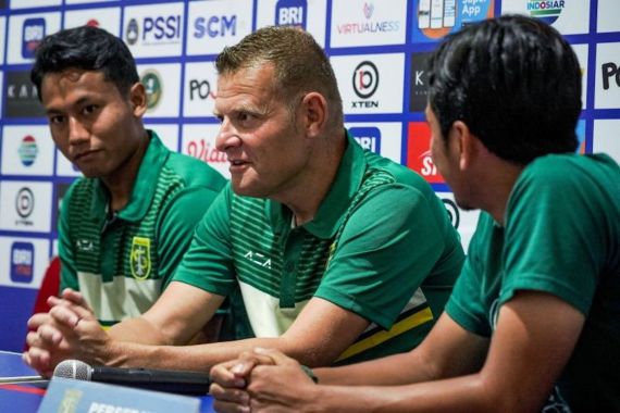 Josep Gombau Pastikan Pemain Persebaya Tak Gentar Hadapi Pemuncak Klasemen Liga 1 - JPNN.COM