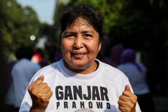 Ikut Senam Sehat Bareng Kowarteg di Surabaya, Ibu Ini Mengaku Terinspirasi Ganjar - JPNN.COM