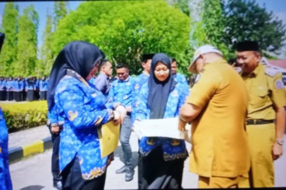 1.390 Guru di Kabupaten Bone Terima SK PPPK, Bupati Fashar Beri Pesan Begini - JPNN.COM