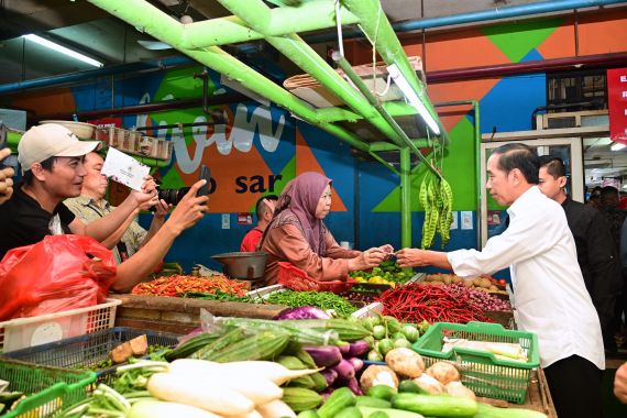 Tinjau Komoditas Pangan di Pasar Jatinegara, Jokowi Akui Harga Beras Tinggi - JPNN.COM