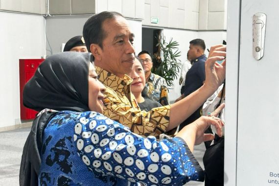 Kunjungi Stand Danone Indonesia, Jokowi Antusias Melihat Mesin Penukaran Botol Bekas - JPNN.COM