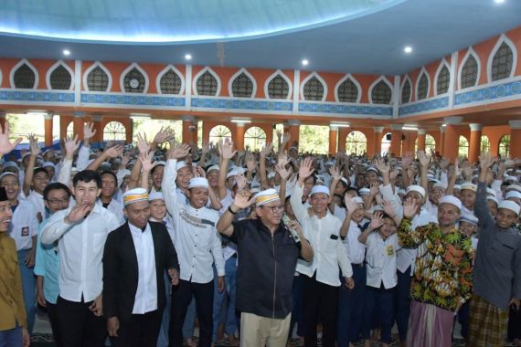 OSO Memotivasi Santri Ponpes Al Ashiriyyah Nurul Iman: Jangan Takut Berjuang, tidak Boleh Minder - JPNN.COM