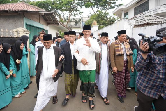 Doakan Anies Jadi Presiden, Ummi Neni Ungkap Sejarah Bung Karno dan Ponpes Syamsul ‘Ulum - JPNN.COM