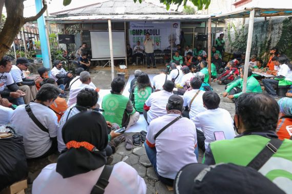 Ganjar Padjajaran Berikan Edukasi Keselamatan Berkendara bagi Tukang Ojol Cimahi - JPNN.COM