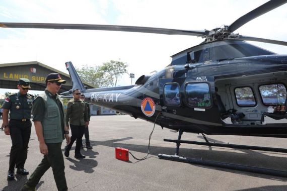 Naik Helikopter BNPB, Letjen TNI Suharyanto Pantau Penanganan Karhutla di Kalbar - JPNN.COM