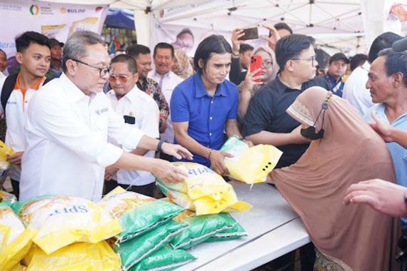 Zulhas Ditemani Charly Van Houten Bagikan 500 Karung Beras Gratis kepada Warga Lampung - JPNN.COM