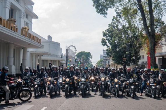 Rayakan One Ride 2023, Ratusan Pengendara Royal Enfield Tinggalkan Jejak Positif - JPNN.COM