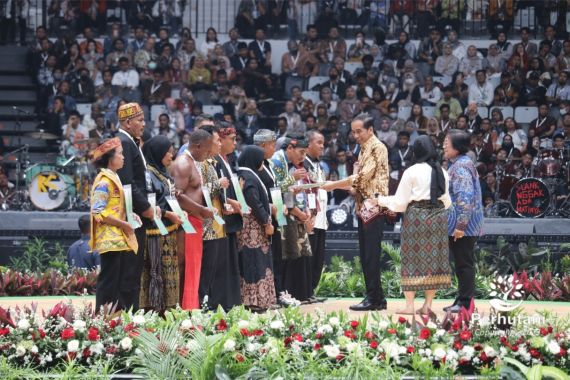 Presiden Jokowi Serahkan Legalitas Kerja sama Kemitraan Perhutani dalam Festival LIKE - JPNN.COM
