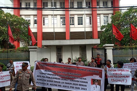 Mahasiswa Ujuk Rasa Minta Megawati Soekarnoputri Copot Ketua DPD PDIP Sumut - JPNN.COM