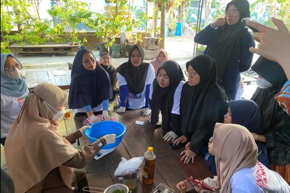 Menarik, Srikandi Ganjar Adakan Pelatihan Sabun Cuci Piring dari Minyak Jelantah - JPNN.COM