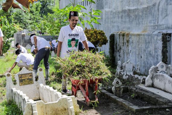 Sukarelawan Usbat Ganjar Ajak Remaja Masjid Bebersih Area Makam di Deli Serdang - JPNN.COM