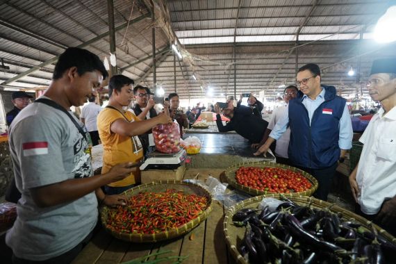 Kunjungi Pasar Induk Cianjur, Anies Jadi Tempat Curhat Warga - JPNN.COM