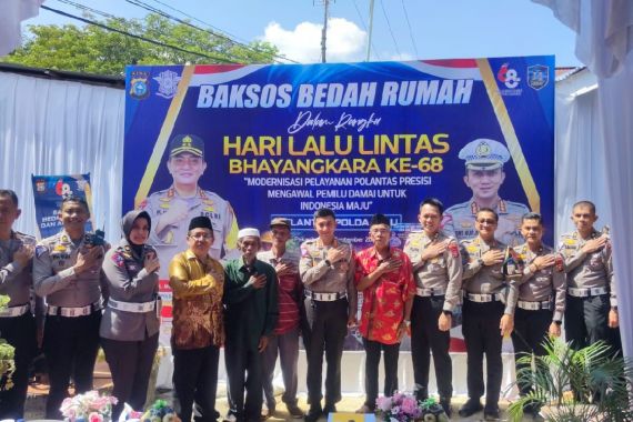 Ditlantas Polda Riau Renovasi Rumah Warga Tak Layak Huni - JPNN.COM