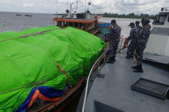 56 Ton Pakaian Bekas dari Malaysia Diamankan di Rohil, Nih Penampakannya - JPNN.COM