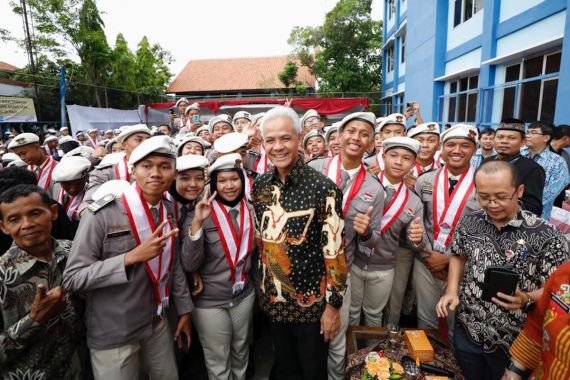 Ganjar Berkomitmen Hadirkan Sekolah Gratis se-Indonesia Seperti di Jawa Tengah - JPNN.COM