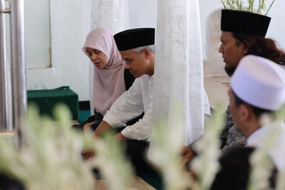 Jumat di Surabaya, Ganjar dan Atikoh Ziarahi Makam Tokoh Tarekat - JPNN.COM