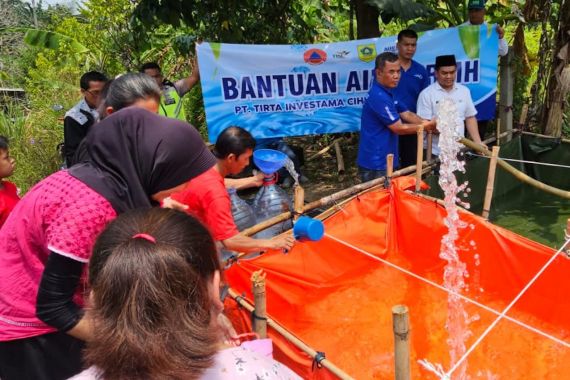Musim Kemarau, Danone-AQUA Kucurkan Air Bersih untuk Warga Kekeringan di Jawa Barat - JPNN.COM