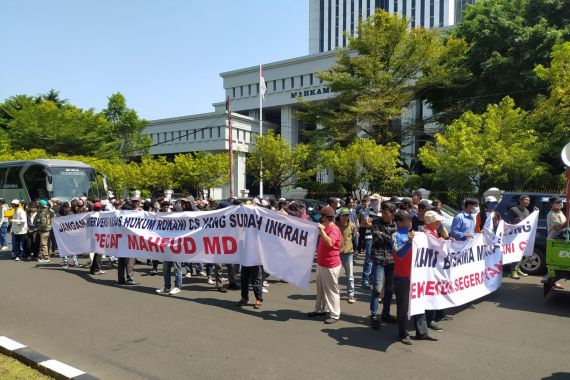 Geruduk MA, Massa Menuntut Keadilan yang Direnggut Mahfud MD - JPNN.COM