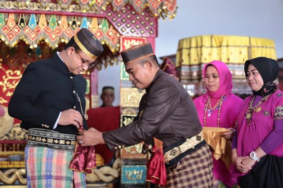 Prosesi Mappesabbi Sambut Anies di Istana Kedatuan Luwu, Bikin Terharu - JPNN.COM