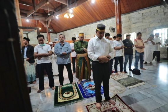 Salat Berjemaah di Masjid Tertua Sulsel, Anies: Insyaallah Jadi Penguat Persaudaraan - JPNN.COM