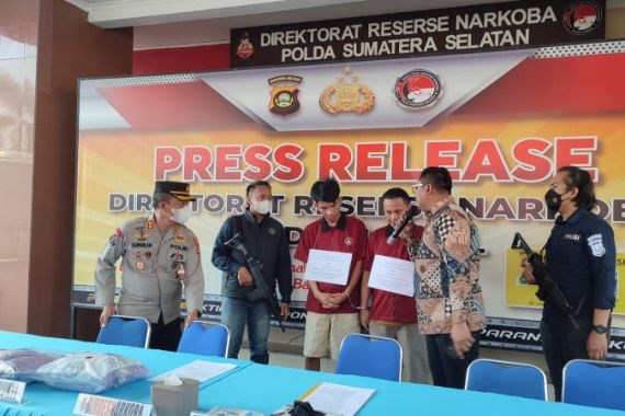 Kurir Narkoba Ditangkap di Palembang, 19 Ribu Ekstasi Asal Pekanbaru Disita - JPNN.COM