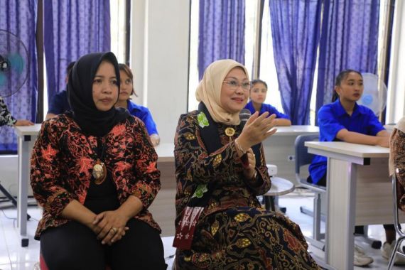 Menaker Sebut Program BLK Komunitas Solusi Bagi Lulusan Pesantren Bersaing di Dunia Kerja - JPNN.COM