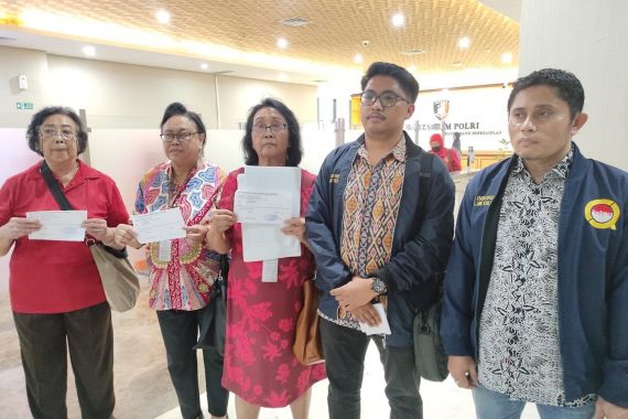 Wanita Lansia Berteriak Histeris di Mabes Polri untuk Tuntut Keadilan - JPNN.COM