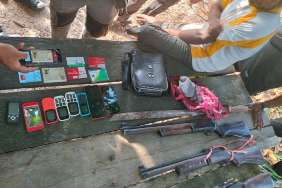 Tangkap Anggota KKB di Bintuni, TNI-Polri Amankan Barang Bukti Senjata - JPNN.COM