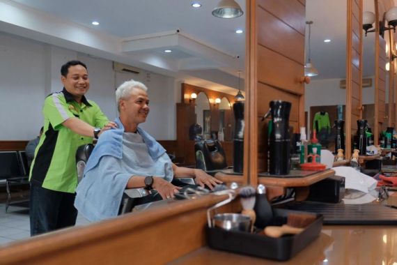 Ganjar Memasrahkan Rambutnya kepada Tukang Cukur Legendaris Asgar - JPNN.COM