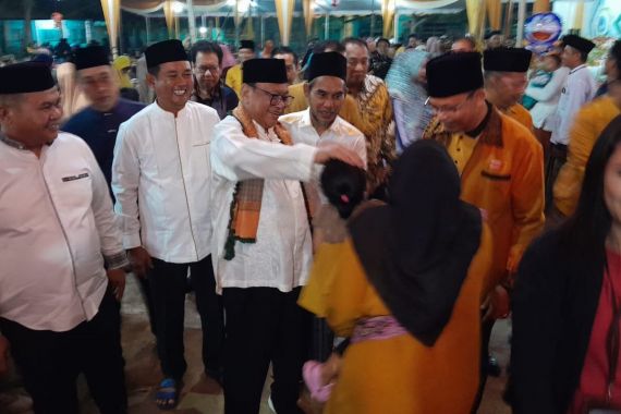 OSO Memotivasi Para Santri Pondok Pesantren Bahrul Ulum Muliasari di Banyuasin - JPNN.COM