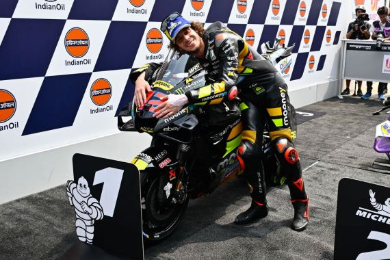 Hasil MotoGP India: Bezzecchi Juara, Bagnaia Gagal Finis, Martin Sempat Memperbaiki Ritsleting Baju - JPNN.COM