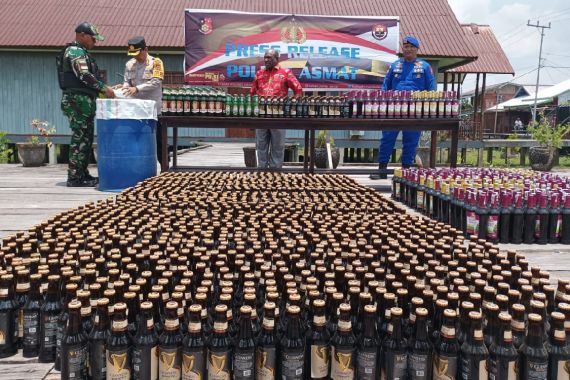 Jelang Festival Asmat, Polisi Musnahkan Ribuan Botol Minuman Keras - JPNN.COM